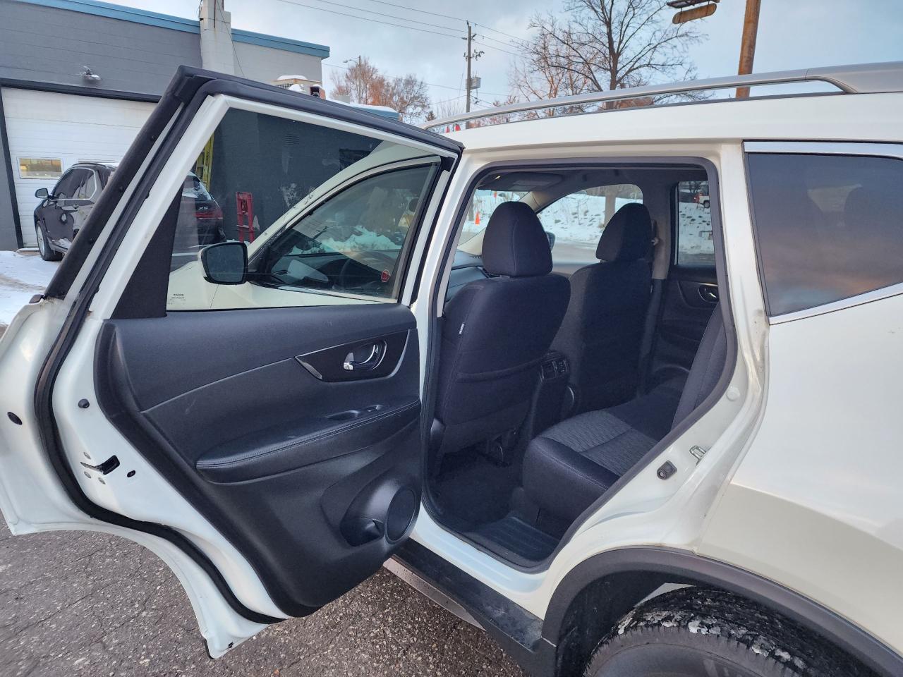2020 Nissan Rogue SV l AWD l Clean Carfax l No Accidents - Photo #11