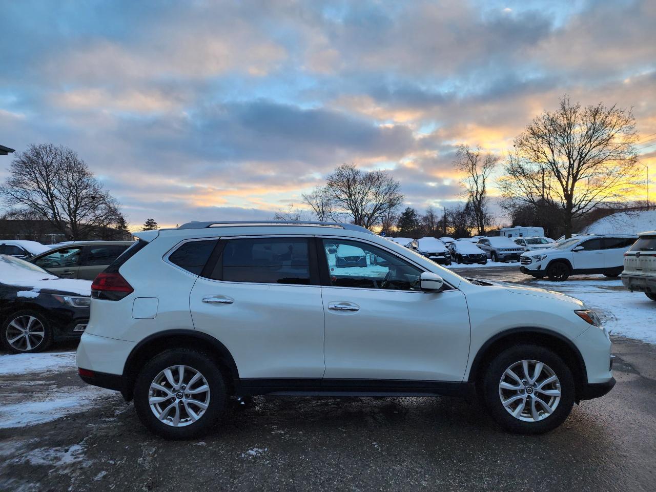 2020 Nissan Rogue SV l AWD l Clean Carfax l No Accidents Photo4