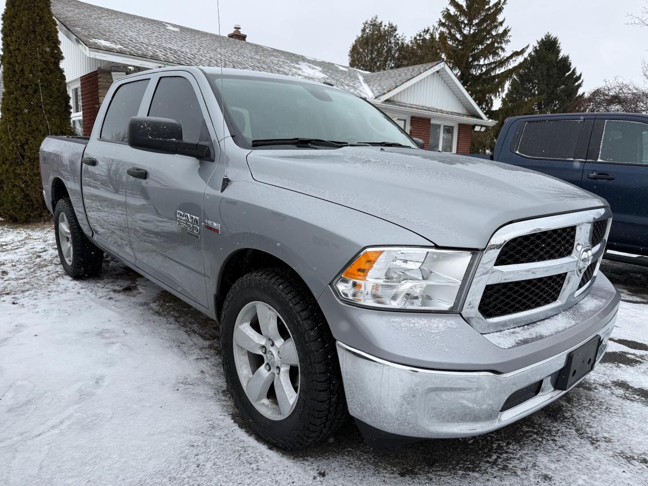 2023 RAM 1500 Classic SLT Hemi! Crew! Bluetooth ! Photo