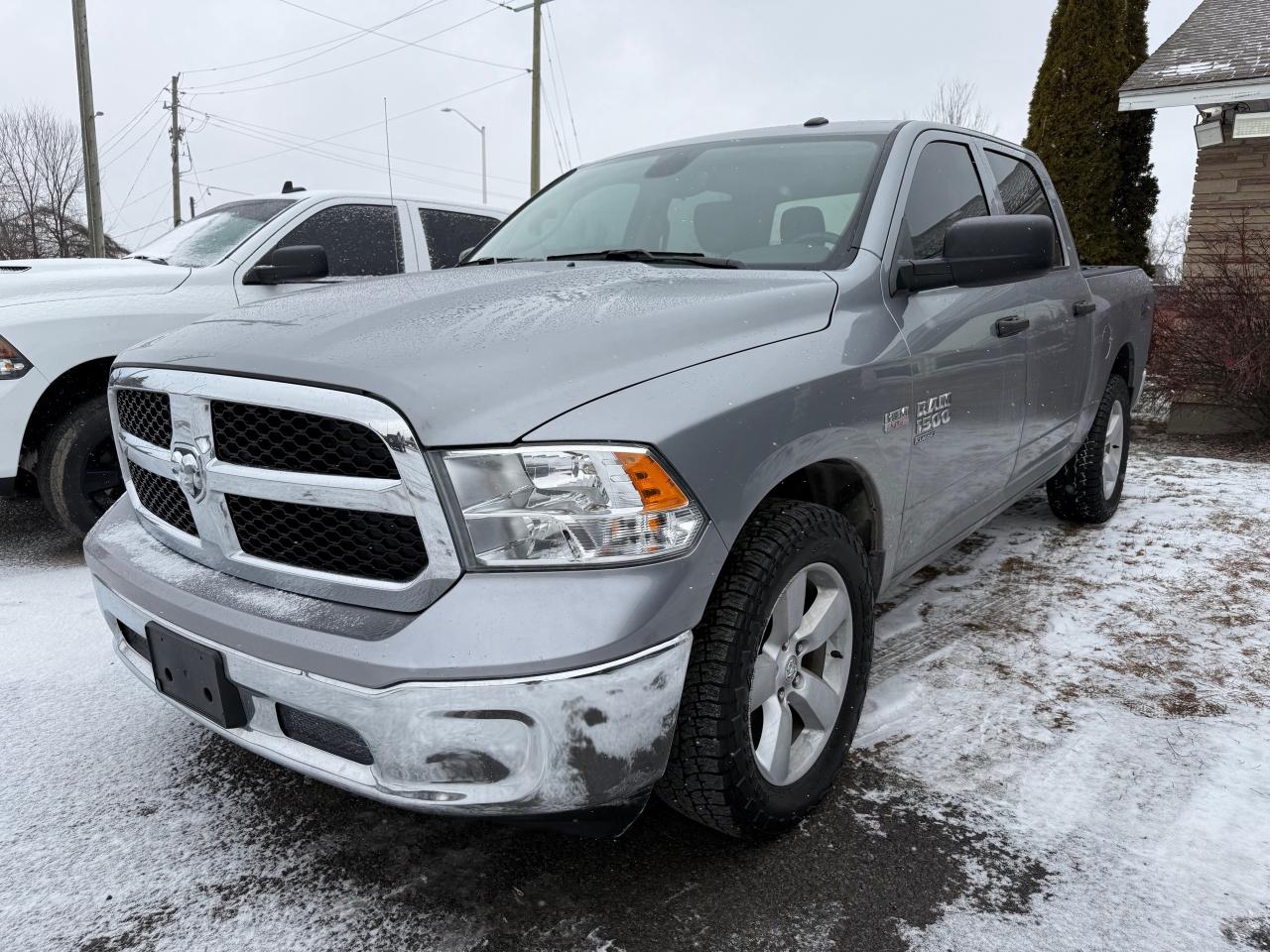 2023 RAM 1500 Classic SLT Hemi! Crew! Bluetooth ! Photo2