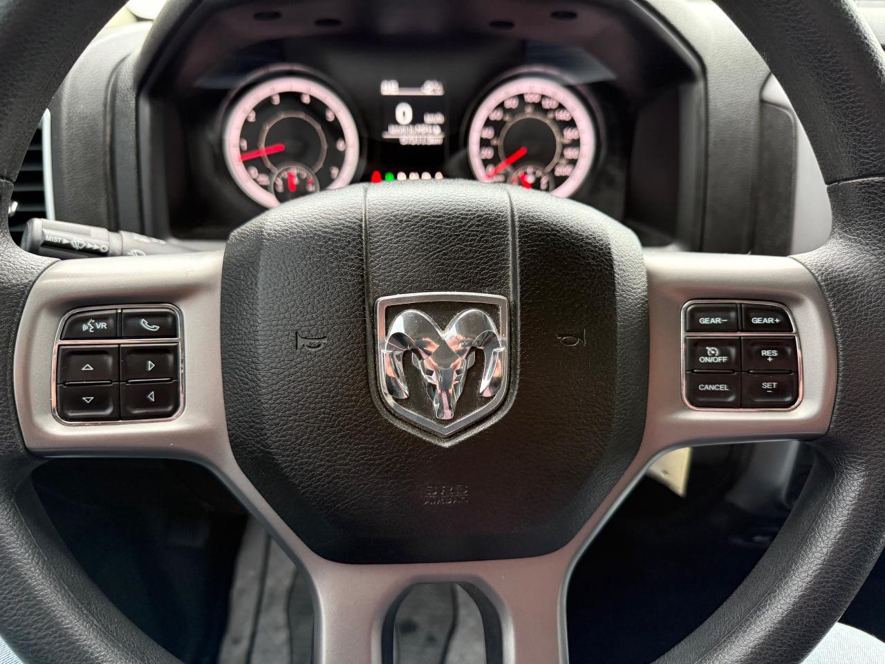 2023 RAM 1500 Classic SLT Hemi! Crew! Bluetooth ! Photo