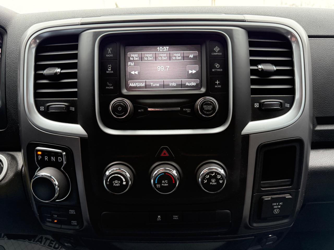 2023 RAM 1500 Classic SLT Hemi! Crew! Bluetooth ! Photo