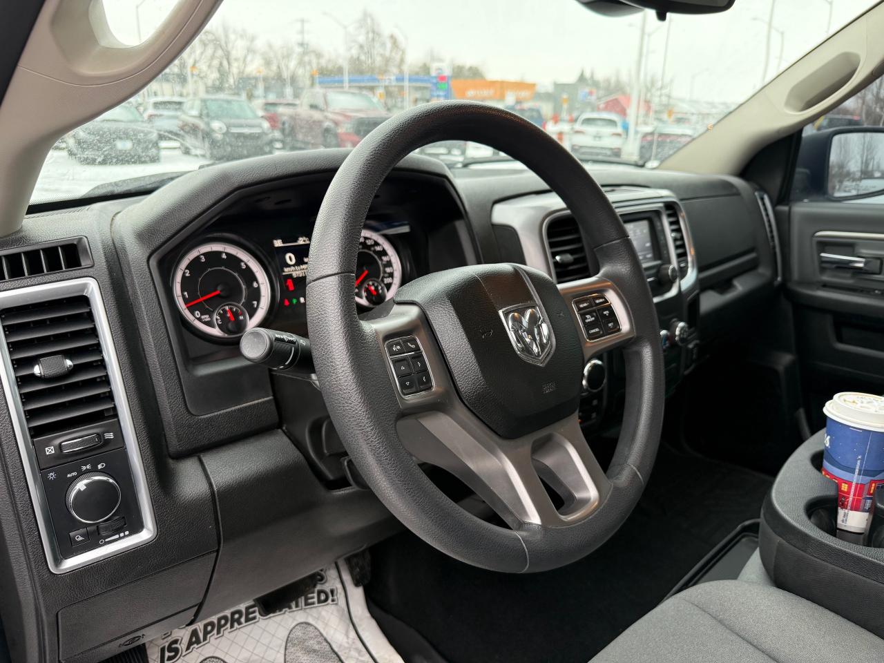 2023 RAM 1500 Classic SLT Hemi! Crew! Bluetooth ! Photo