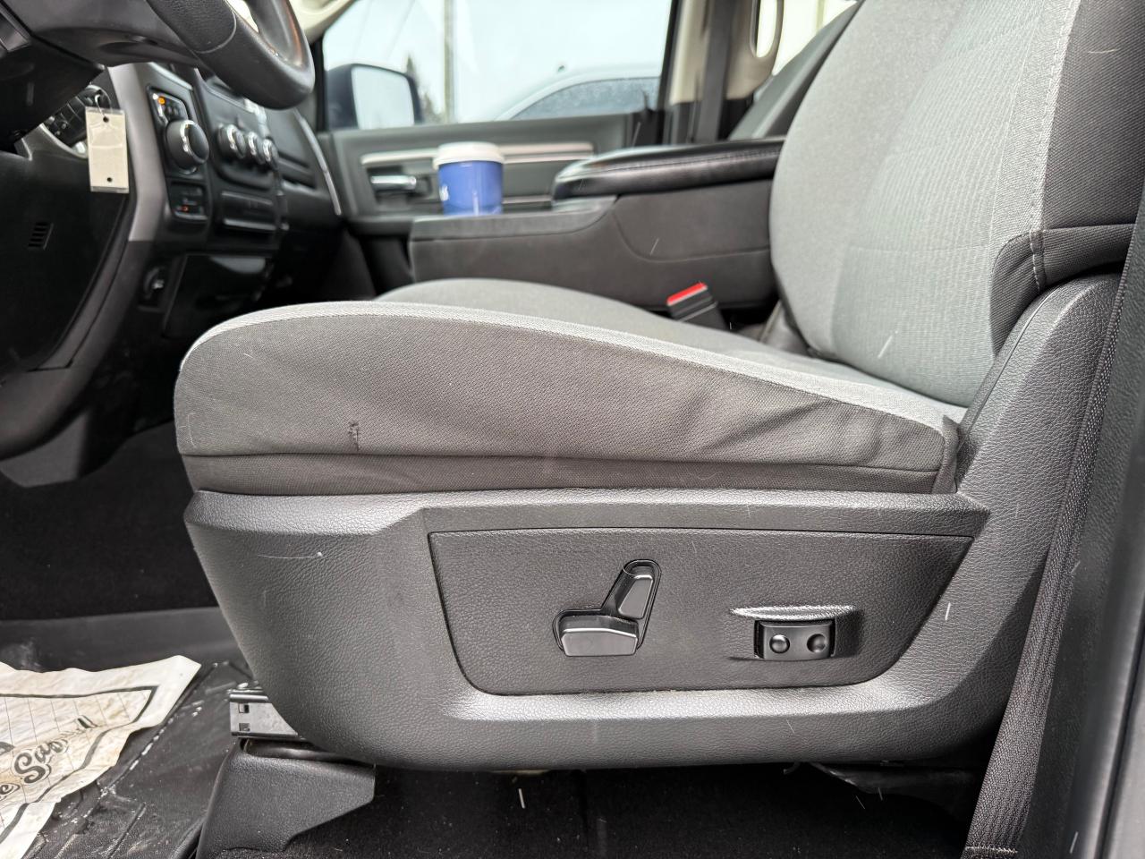 2023 RAM 1500 Classic SLT Hemi! Crew! Bluetooth ! Photo