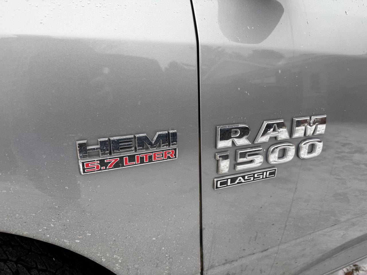 2023 RAM 1500 Classic SLT Hemi! Crew! Bluetooth ! Photo