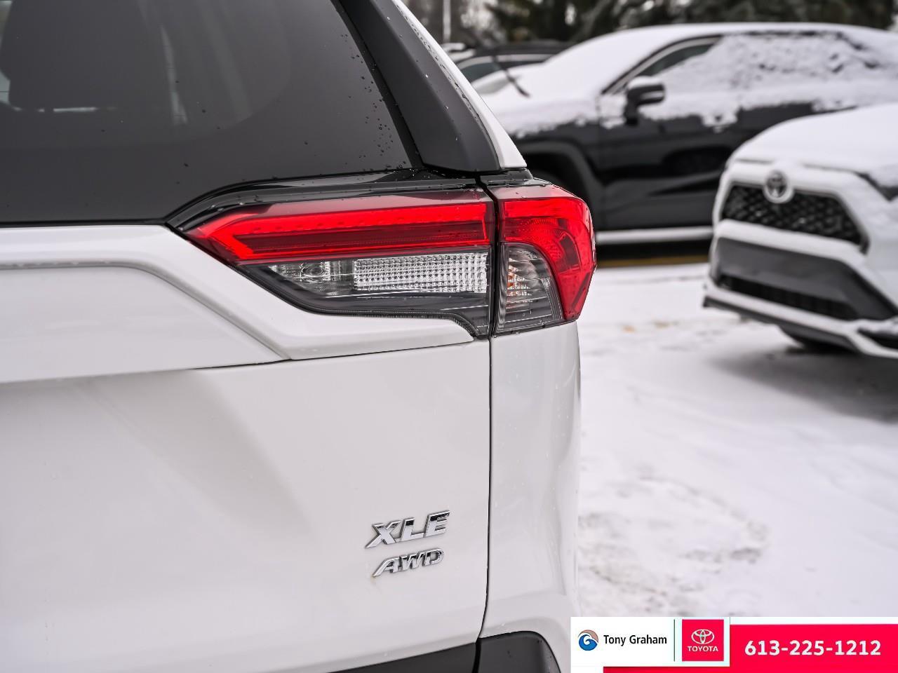 2020 Toyota RAV4 XLE Photo4