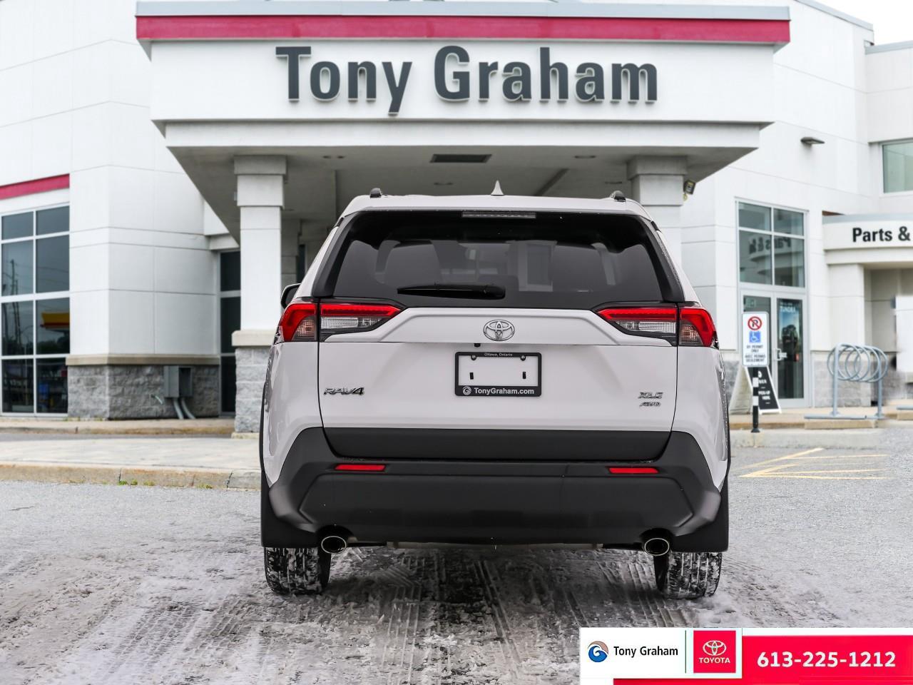 2020 Toyota RAV4 XLE Photo3