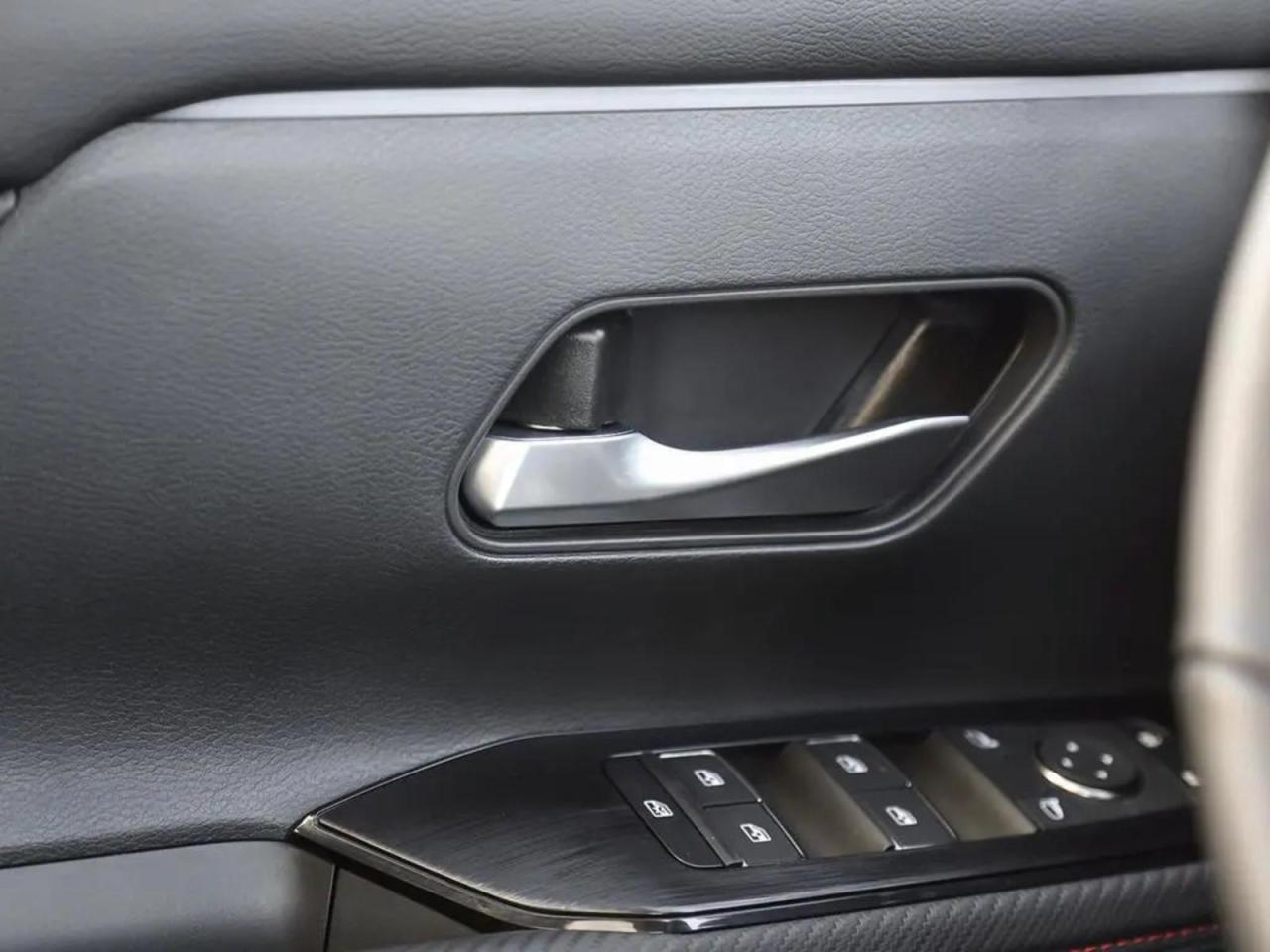 2026 Nissan Kicks SR Photo2