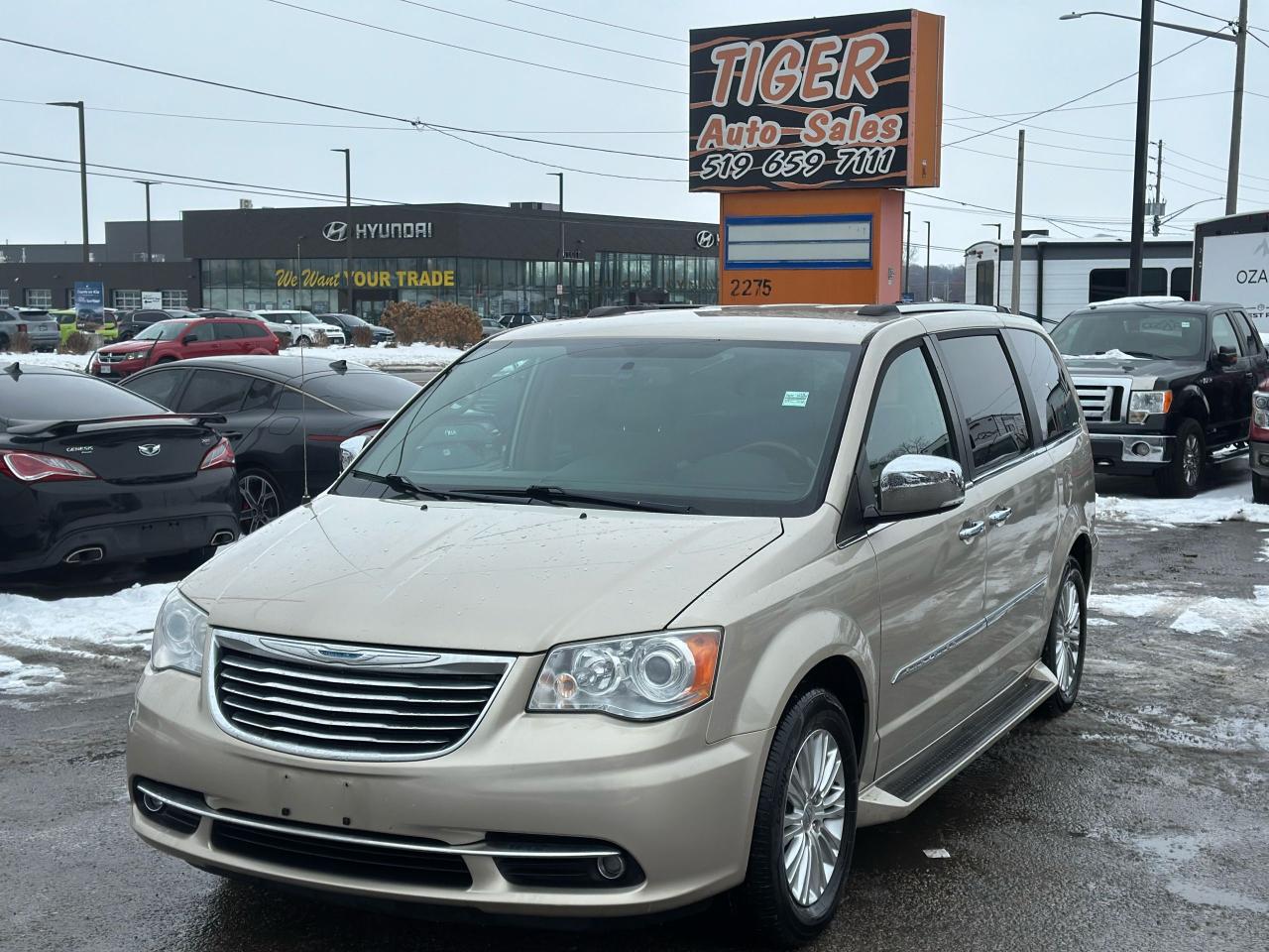 2014 Chrysler Town & Country LIMITED, ONLY 61KMS, LEATHER, NAVI, DVD, CERTIFIED - Photo #1