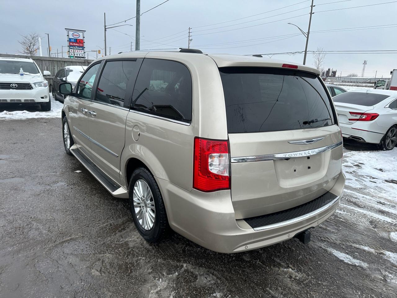 2014 Chrysler Town & Country LIMITED, ONLY 61KMS, LEATHER, NAVI, DVD, CERTIFIED - Photo #3