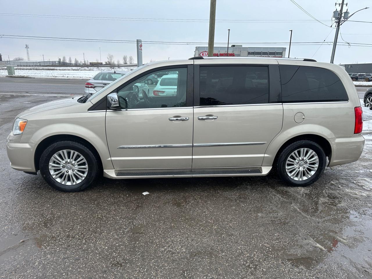 2014 Chrysler Town & Country LIMITED, ONLY 61KMS, LEATHER, NAVI, DVD, CERTIFIED - Photo #2