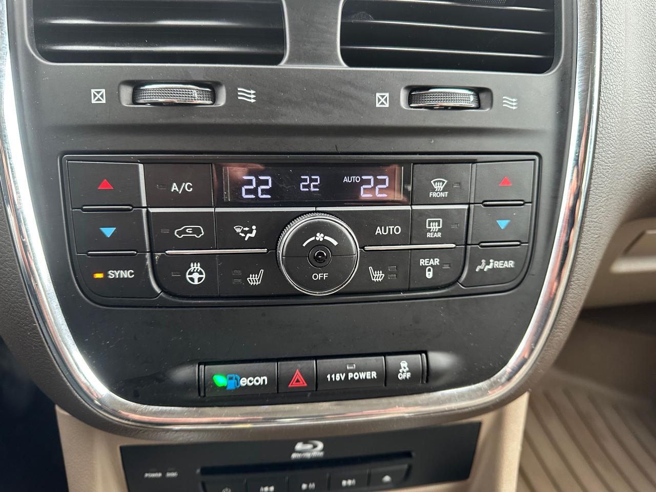 2014 Chrysler Town & Country LIMITED, ONLY 61KMS, LEATHER, NAVI, DVD, CERTIFIED - Photo #15