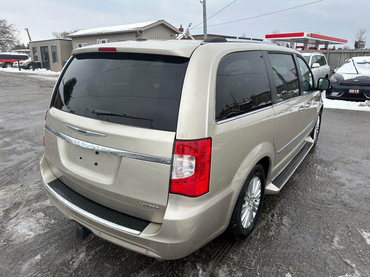 2014 Chrysler Town & Country LIMITED, ONLY 61KMS, LEATHER, NAVI, DVD, CERTIFIED - Photo #5
