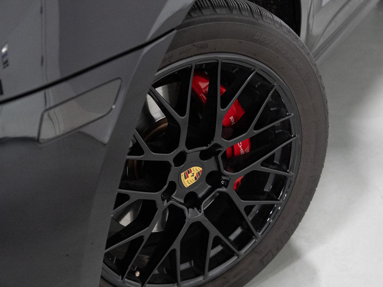 2018 Porsche Macan GTS | PREMIUM PLUS PKG | CARBON FIBRE | 20 IN Photo