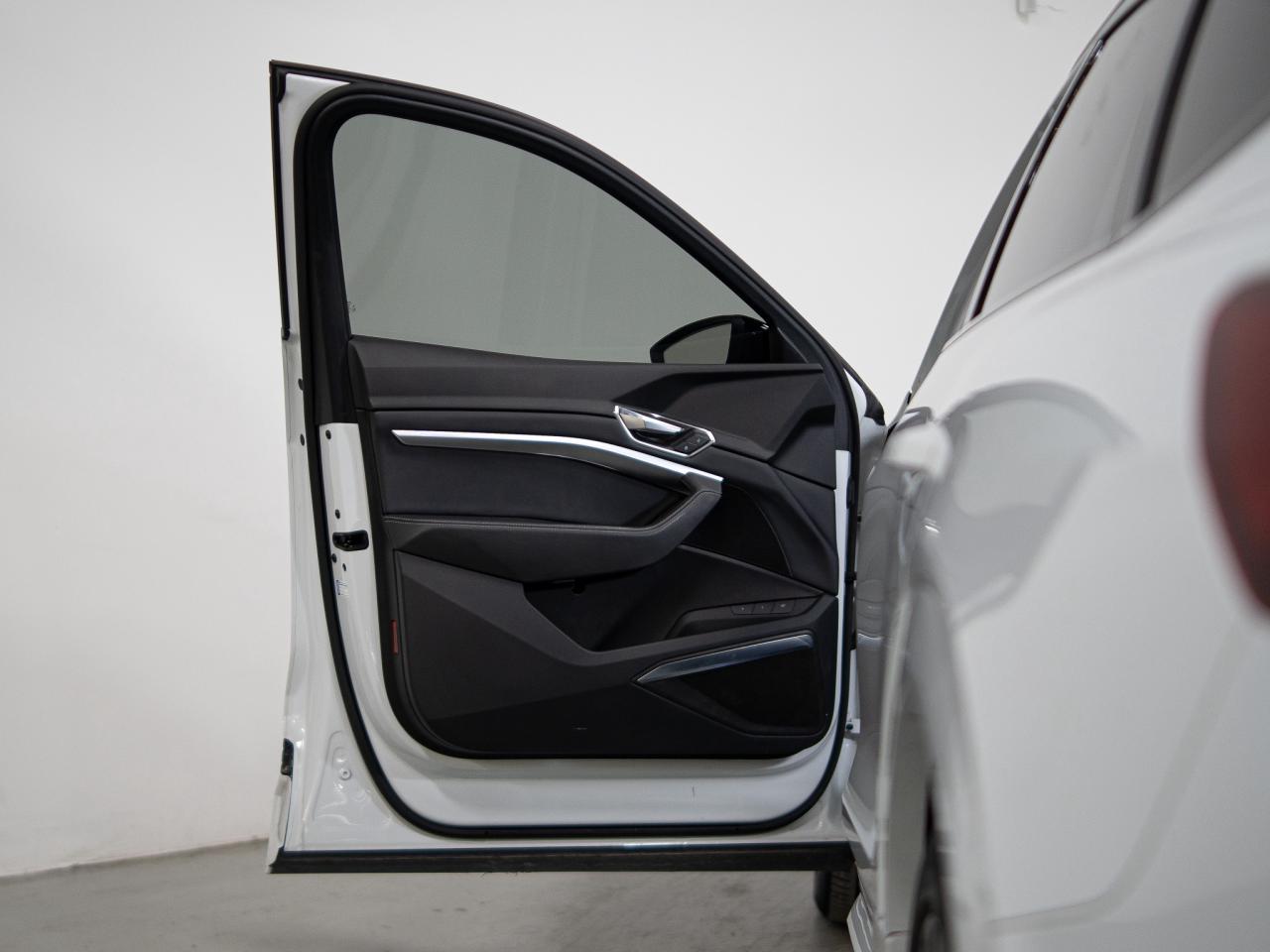 2024 Audi Q8 e-tron Sportback S-LINE | BLACK OPTICS | PANO | 21 IN Photo