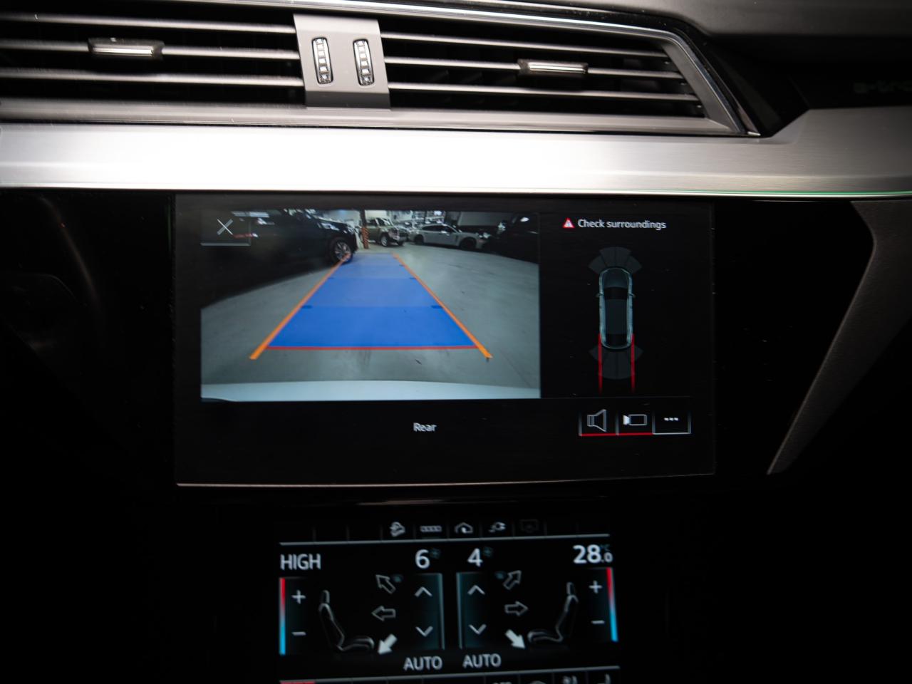 2024 Audi Q8 e-tron Sportback S-LINE | BLACK OPTICS | PANO | 21 IN Photo