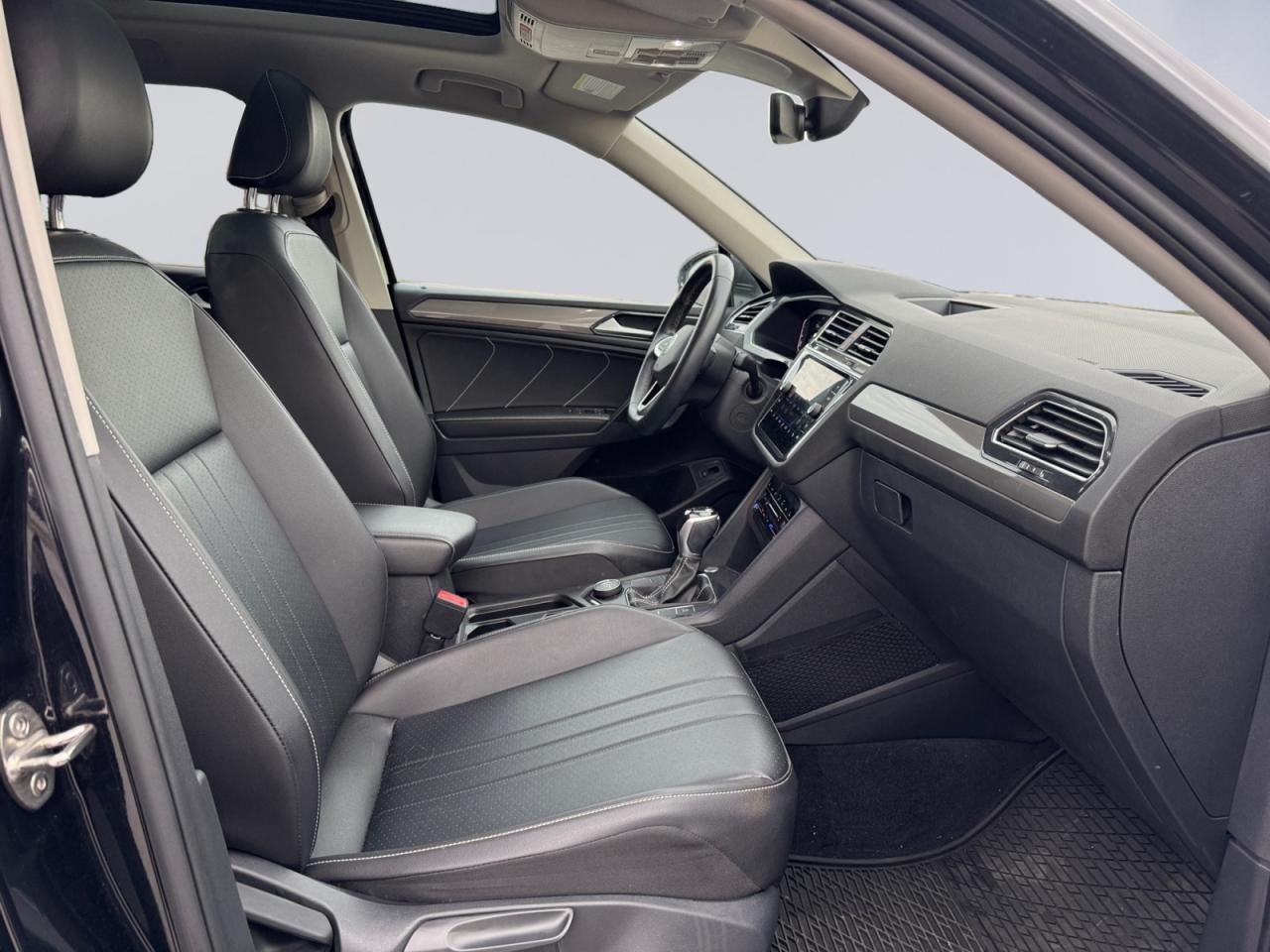 2022 Volkswagen Tiguan 2.0L One Owner Off Lease! Panoramic Sunroof Pkg! Photo