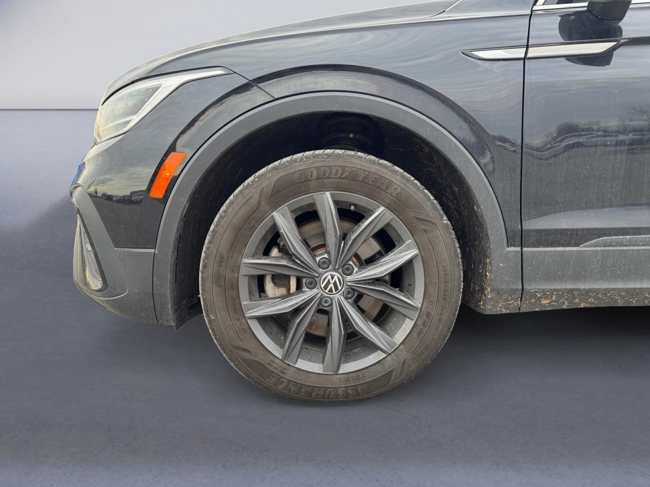 2022 Volkswagen Tiguan 2.0L One Owner Off Lease! Panoramic Sunroof Pkg! Photo