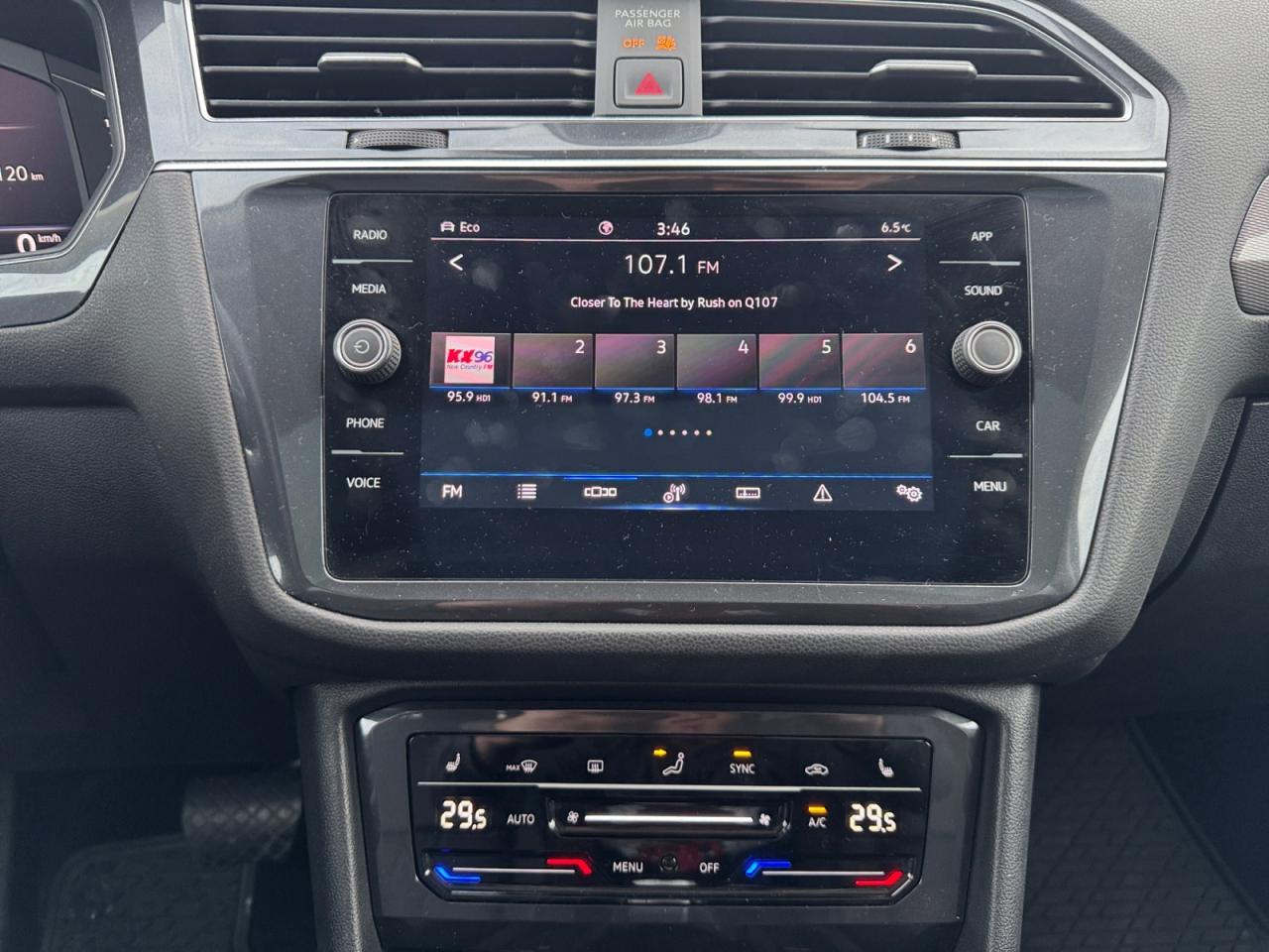 2022 Volkswagen Tiguan 2.0L One Owner Off Lease! Panoramic Sunroof Pkg! Photo