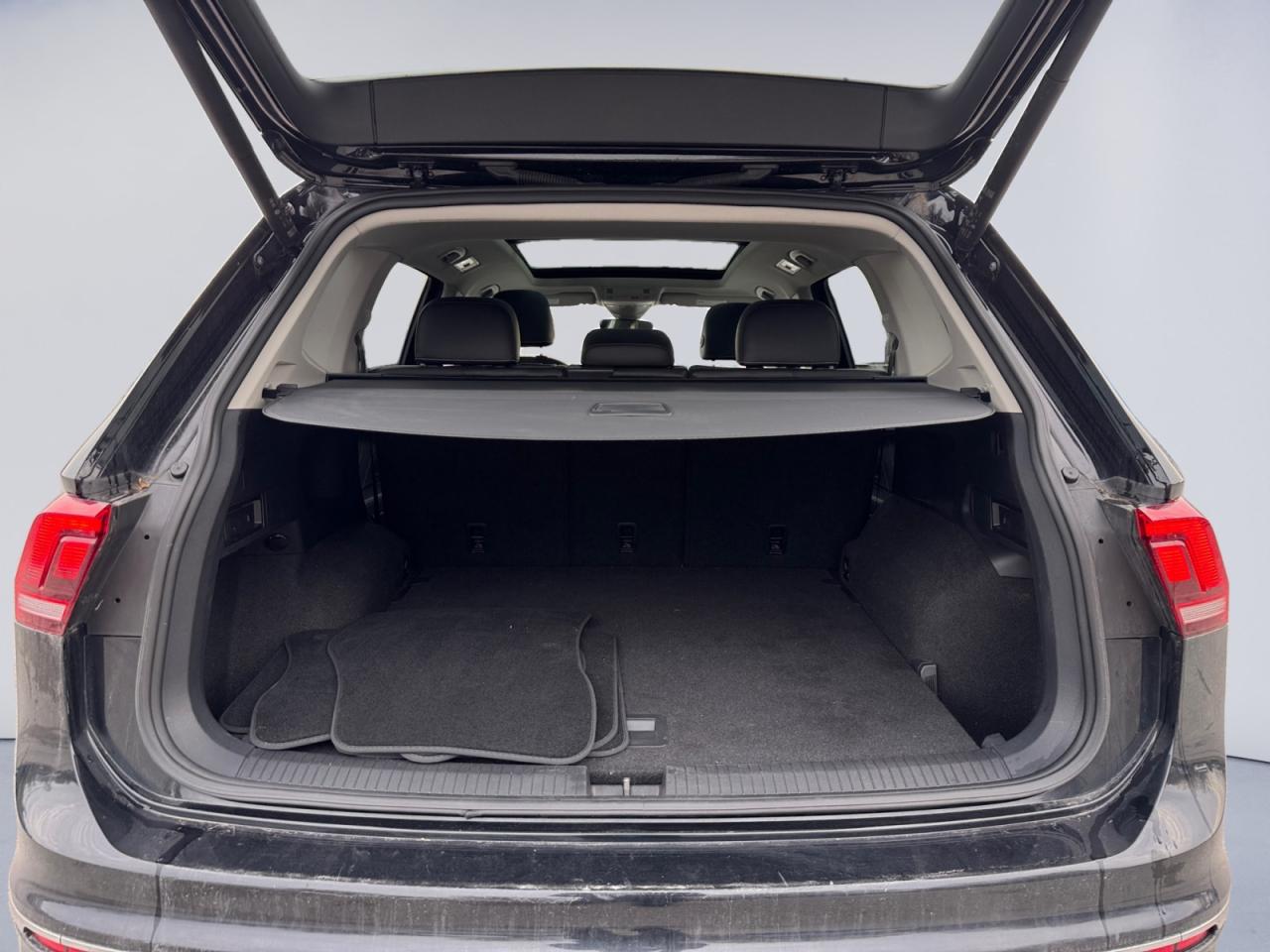 2022 Volkswagen Tiguan 2.0L One Owner Off Lease! Panoramic Sunroof Pkg! Photo