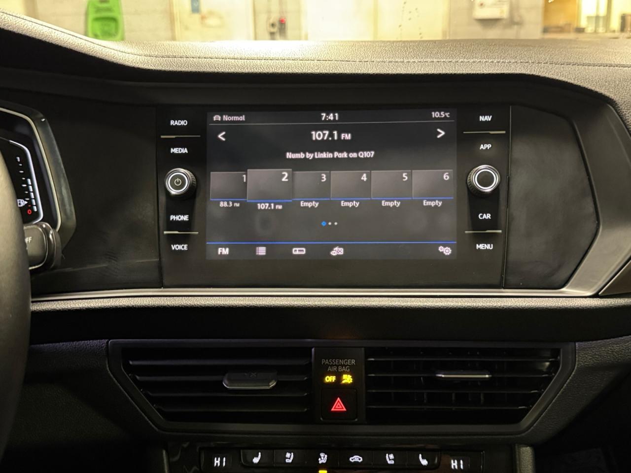 2019 Volkswagen Jetta 1.4L Execline! Great Car! Sunroof! Certified! Photo