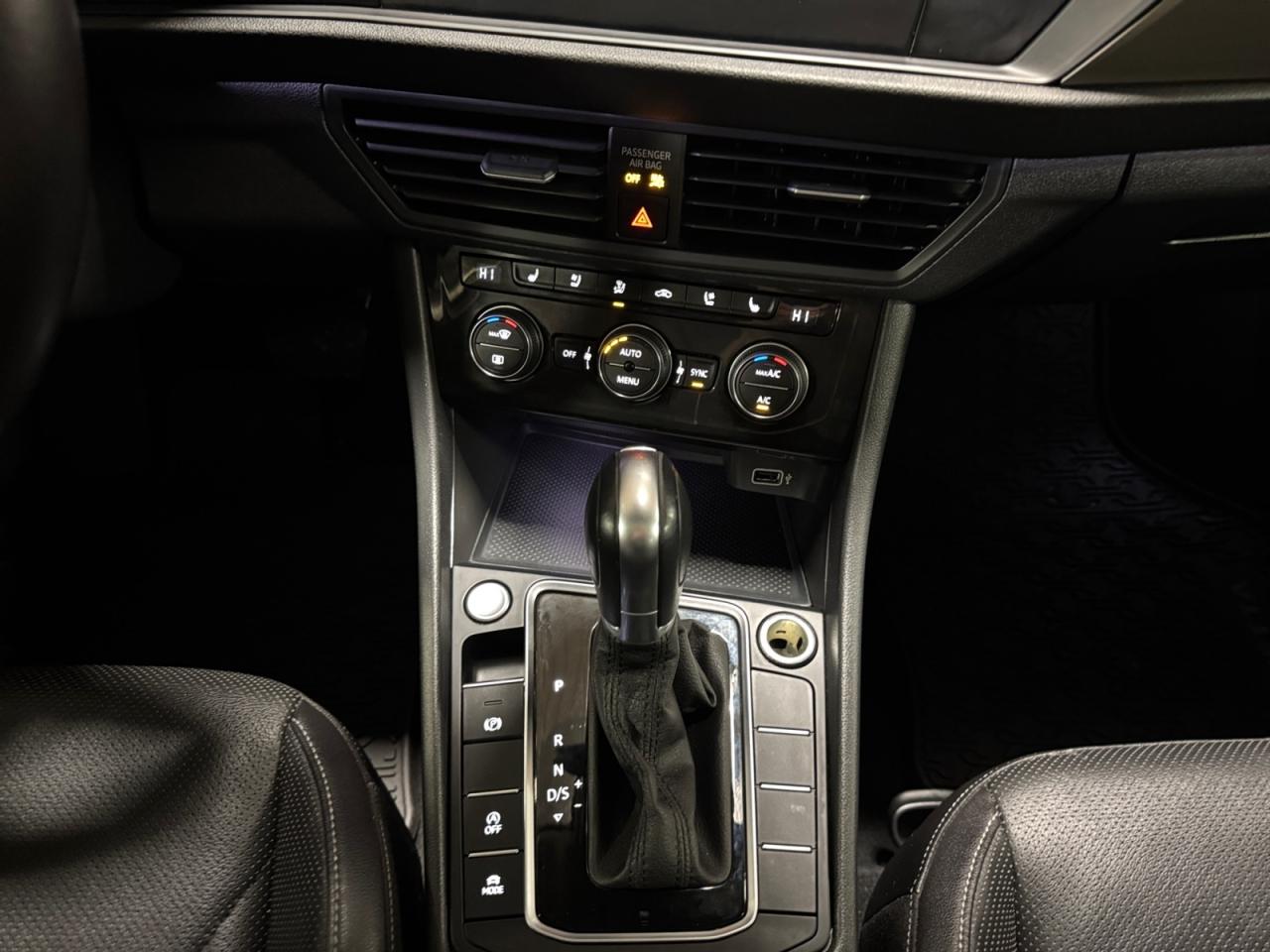 2019 Volkswagen Jetta 1.4L Execline! Great Car! Sunroof! Certified! Photo