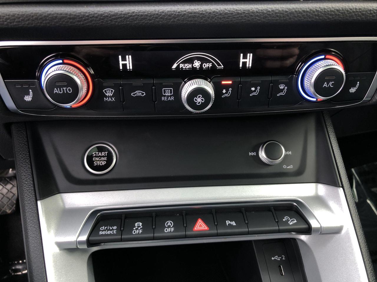 2023 Audi Q3 45 Komfort LEATHER, PANO. ROOF, HTD. SEATS & STEER Photo