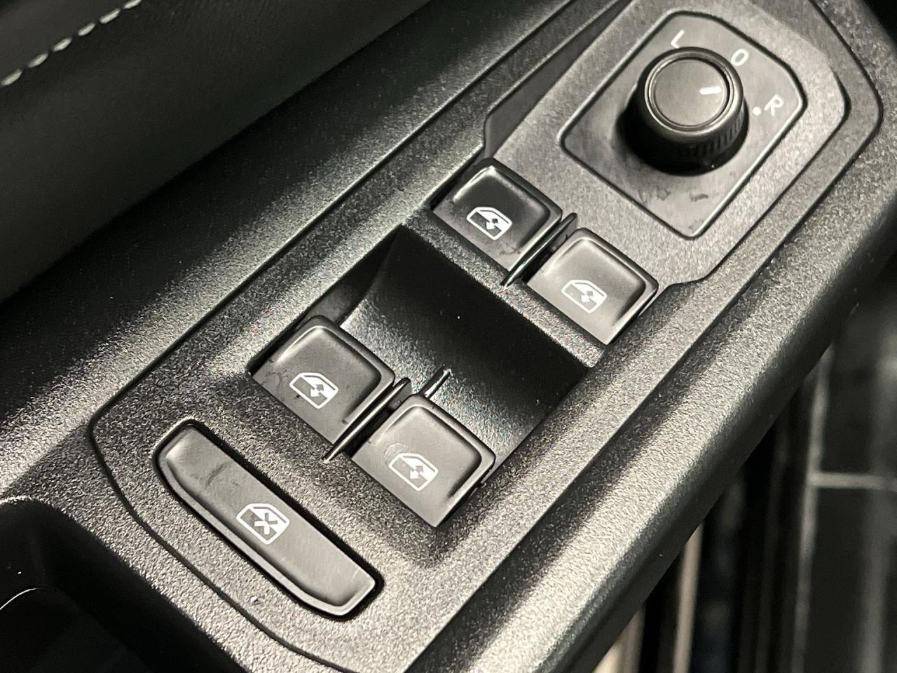 2020 Volkswagen Atlas Cross Sport COMFORTLINE AWD | HTD LEATHER | PANO ROOF |CARPLAY Photo