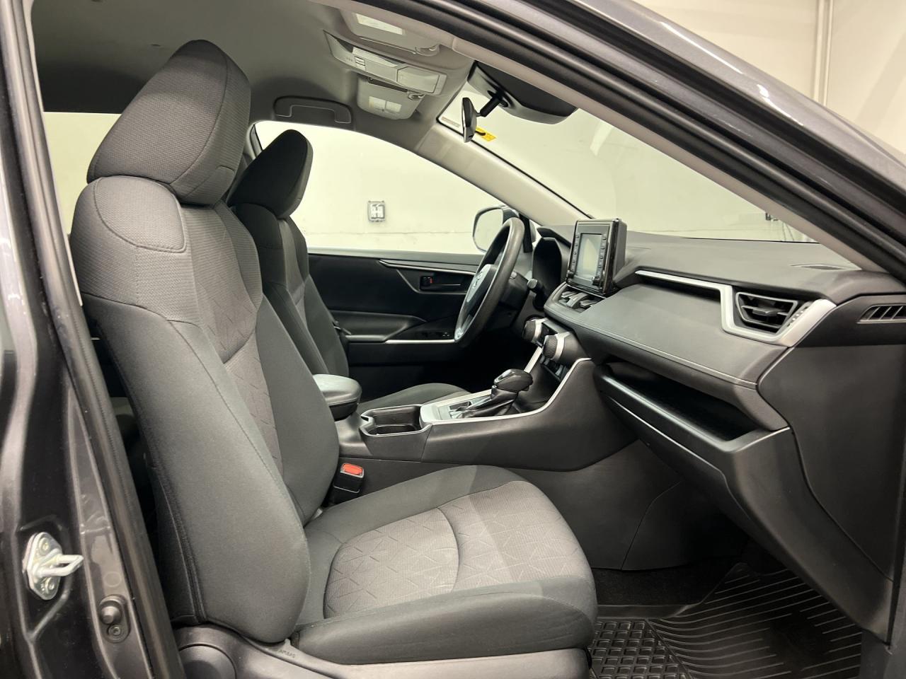 2019 Toyota RAV4 AWD | HTD SEATS | CARPLAY | 17IN ALLOYS | REAR CAM Photo