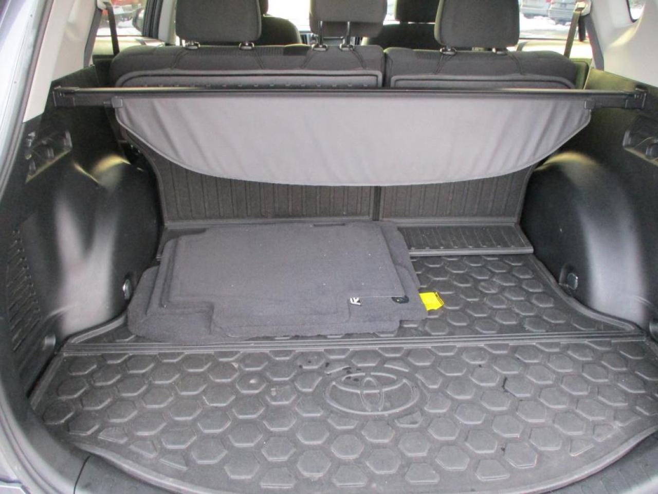 2018 Toyota RAV4 LE AWD Photo6