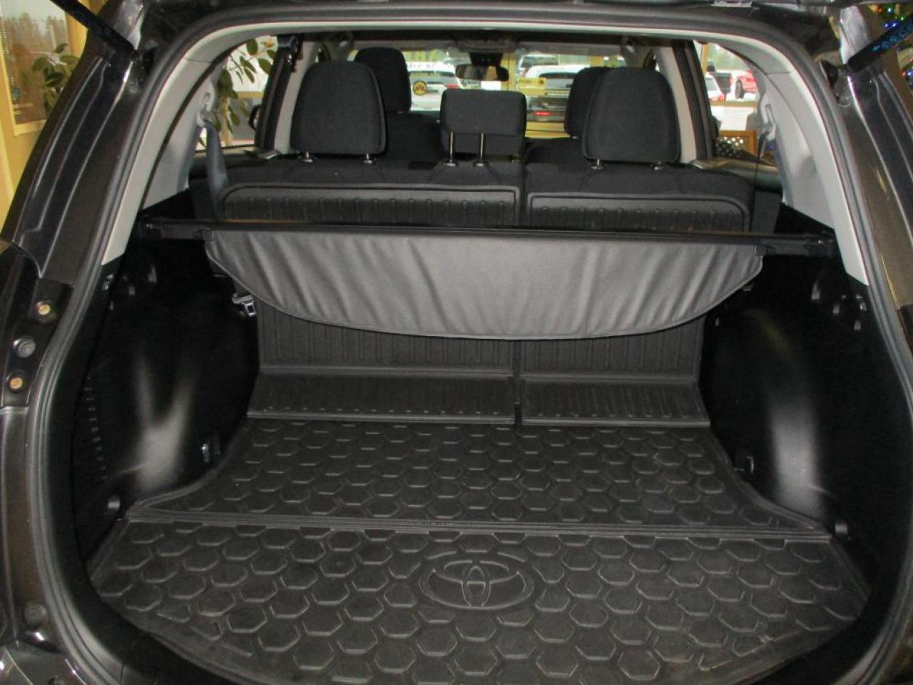 2018 Toyota RAV4 LE AWD - Photo #8