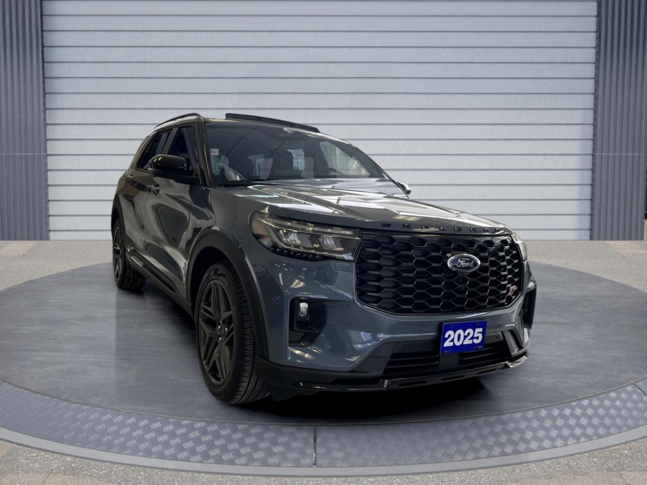 2025 Ford Explorer ST Photo2