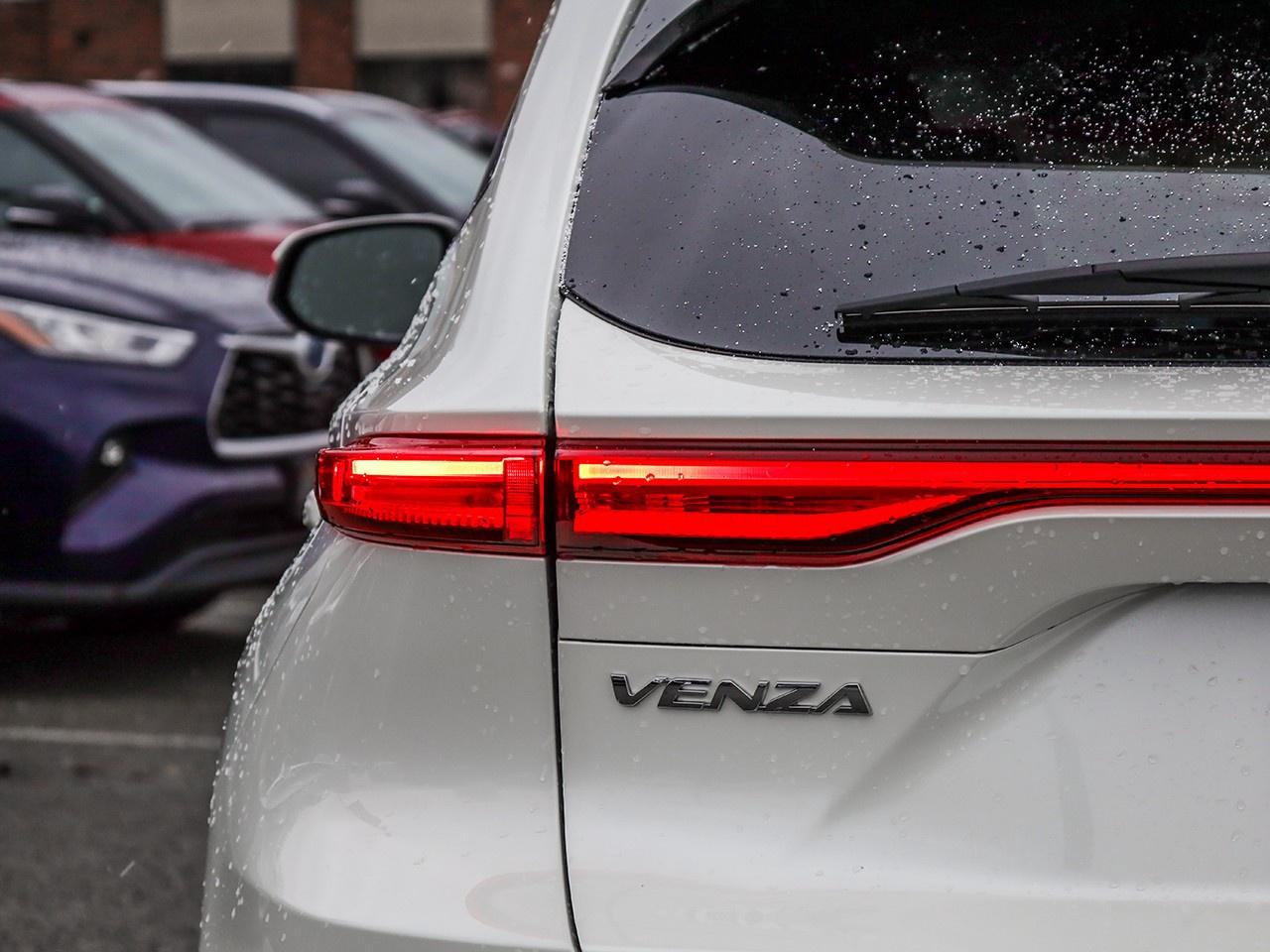 2022 Toyota Venza LE Photo