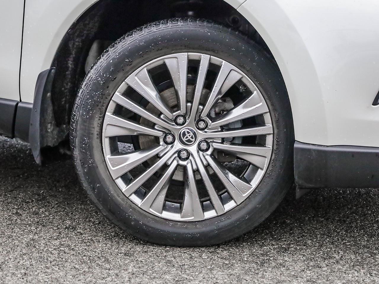 2022 Toyota Venza LE Photo