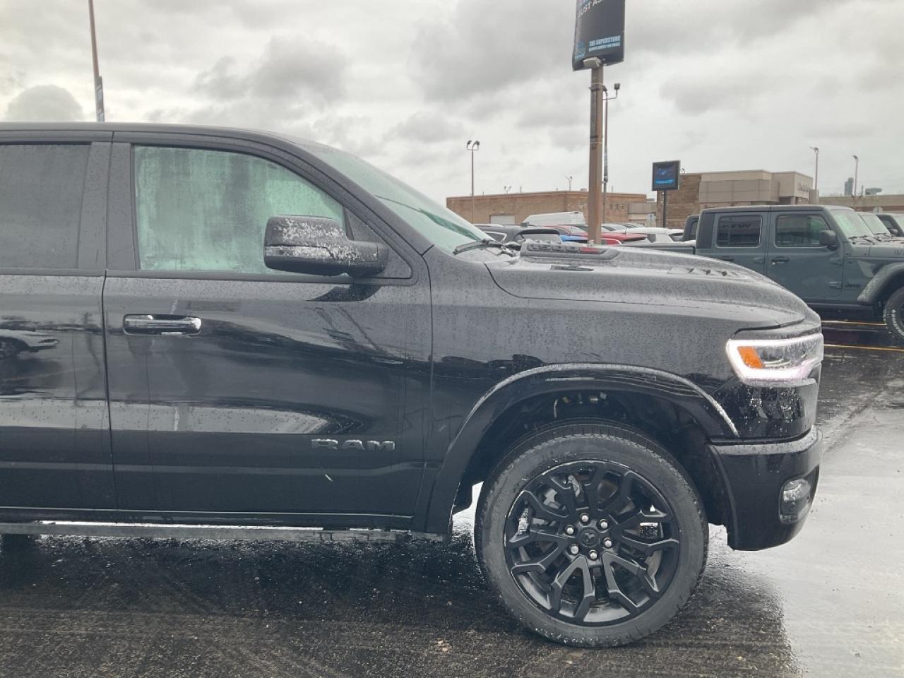 2025 RAM 1500 NIGHT EDITION / TRAILER BRAKE / LVL A / PANO ROOF Photo3