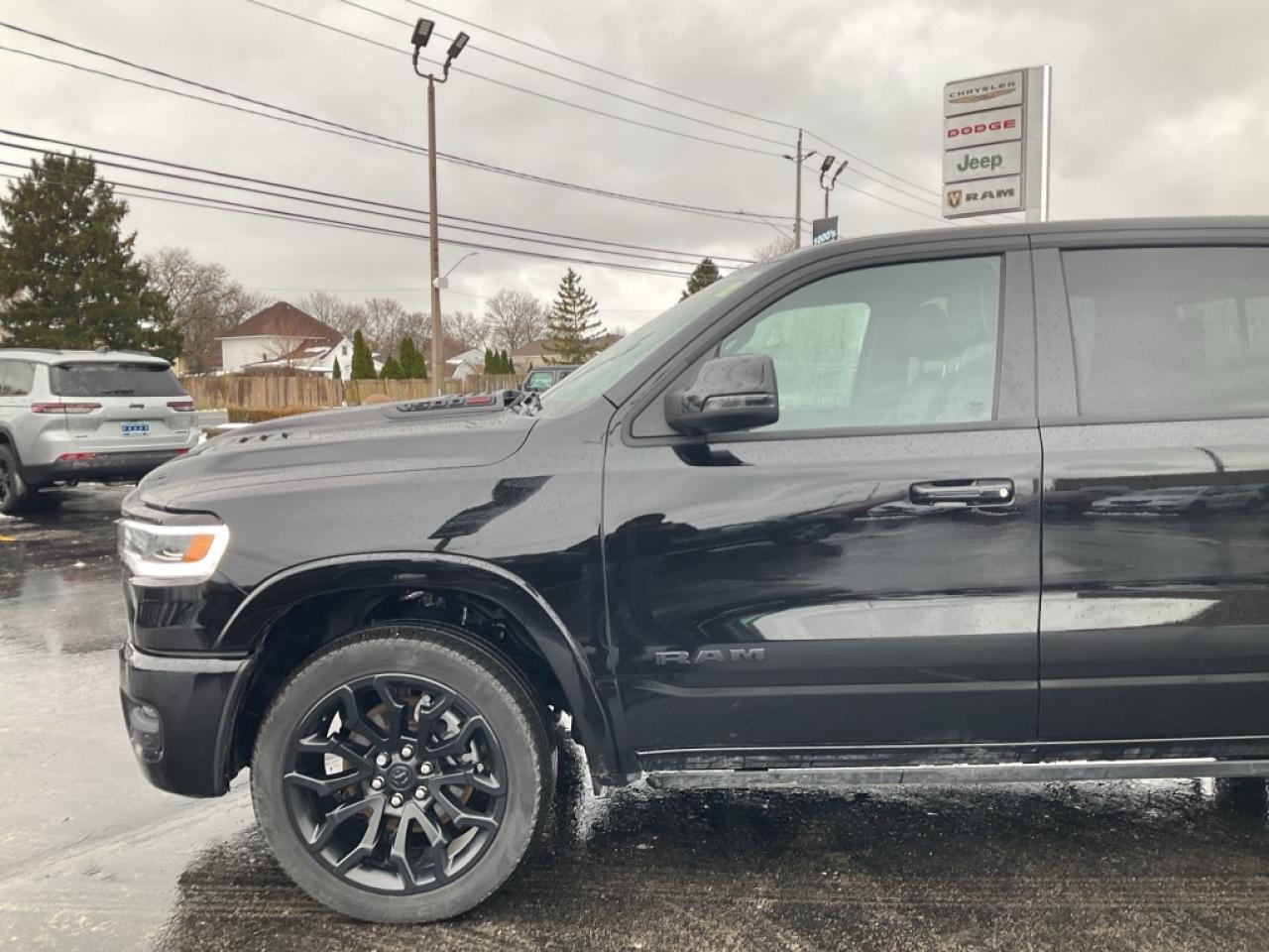 2025 RAM 1500 NIGHT EDITION / TRAILER BRAKE / LVL A / PANO ROOF Photo