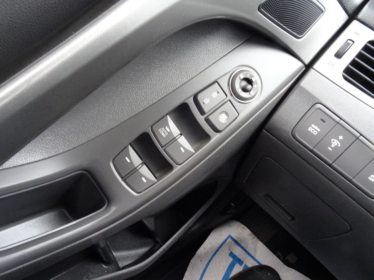 2012 Hyundai Elantra GL - Photo #17