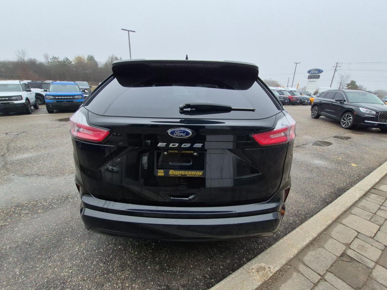 2024 Ford Edge ST-LINE, AWD, PANO ROOF! COLD WEATHER PACKAGE! Photo4