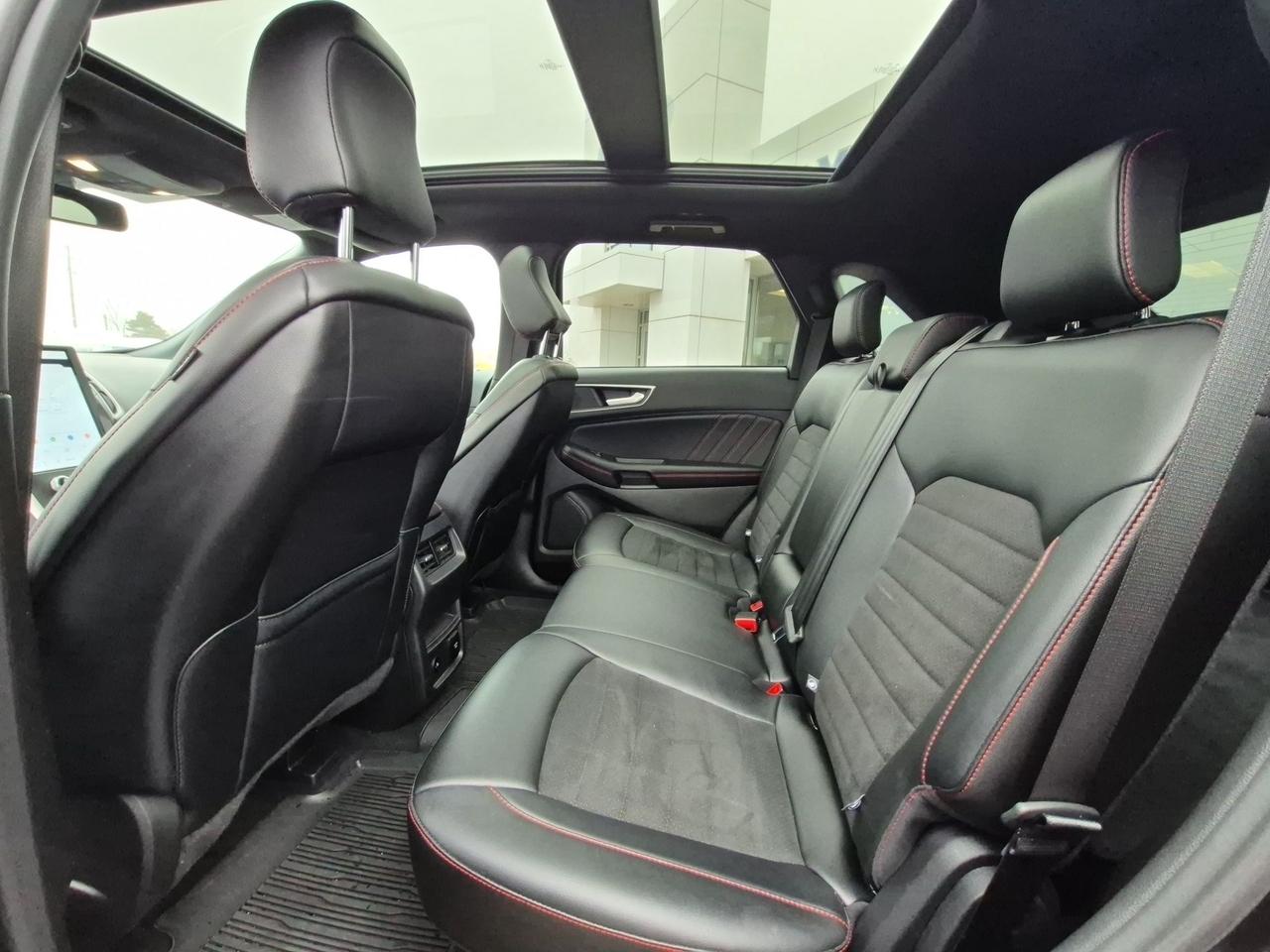 2024 Ford Edge ST-LINE, AWD, PANO ROOF! COLD WEATHER PACKAGE! Photo