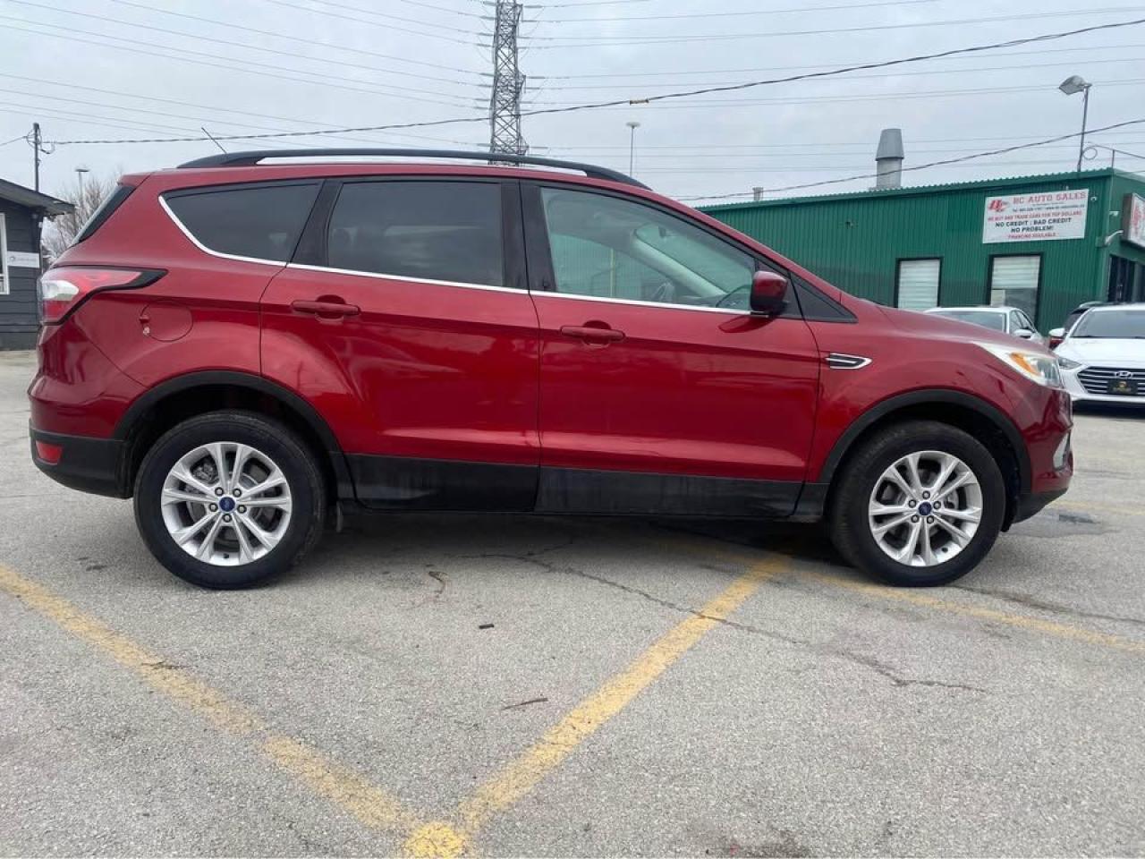 2017 Ford Escape FWD 4dr SE Photo2