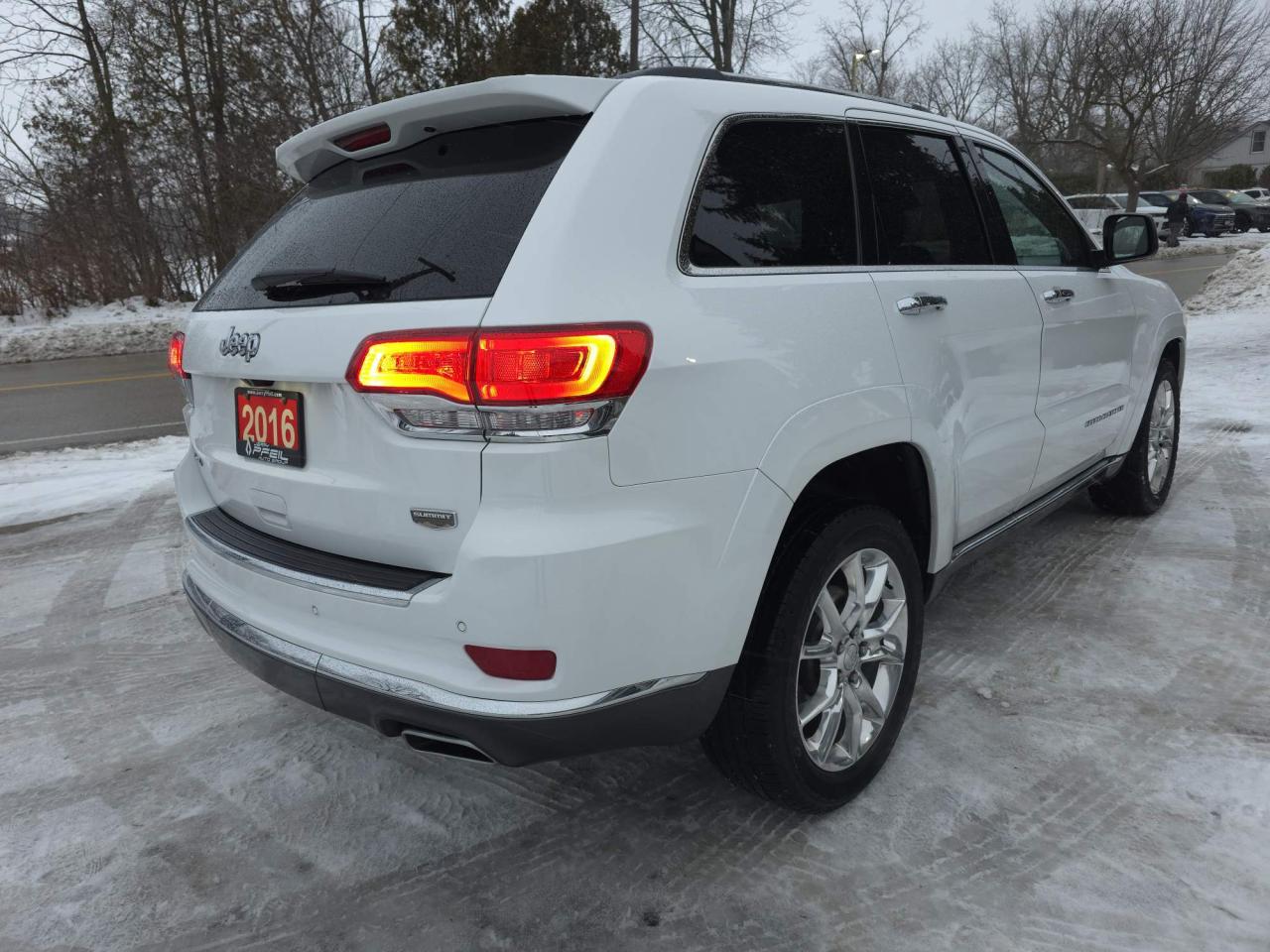 2016 Jeep Grand Cherokee Summit 4X4! 5.7L HEMI! LOW KMS! Photo