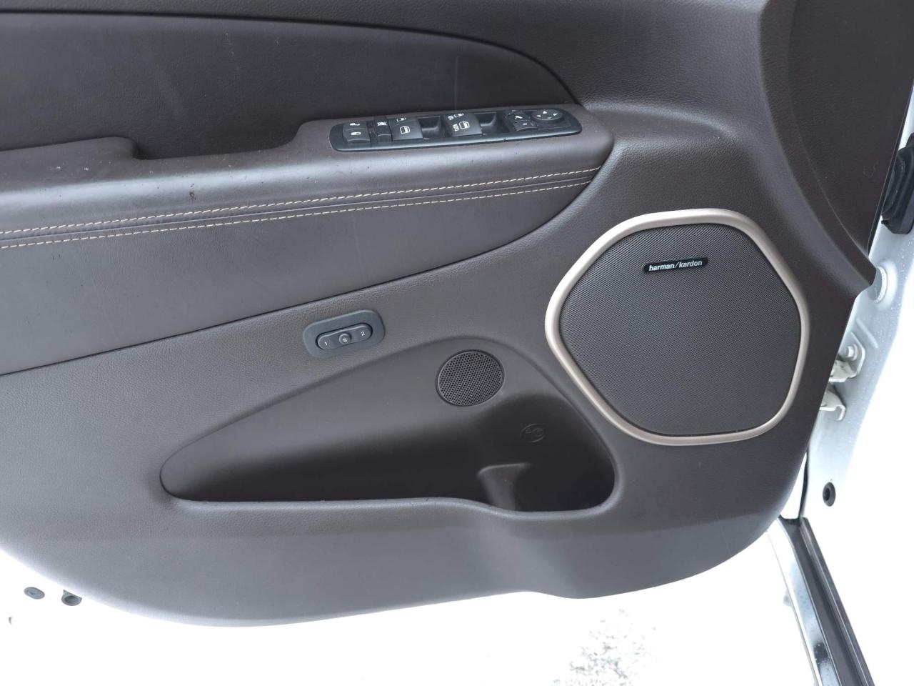 2016 Jeep Grand Cherokee Summit 4X4! 5.7L HEMI! LOW KMS! Photo