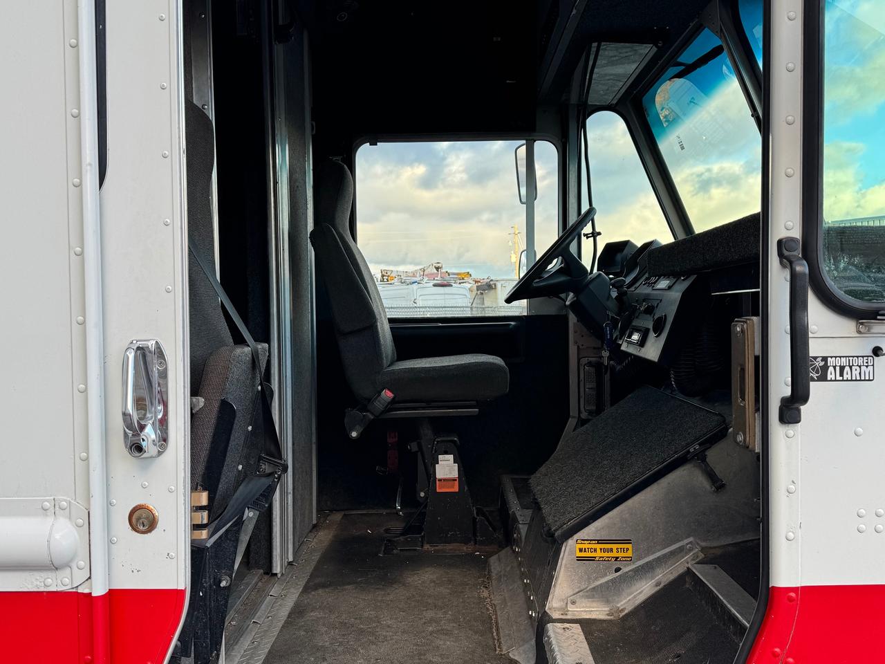 2016 Freightliner MT45 Chassis **6.7L CUMMINS MOTOR** Photo