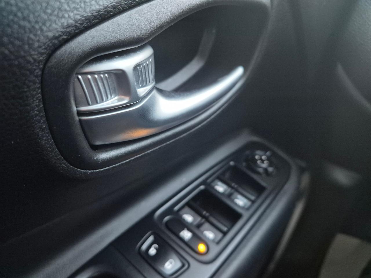 2017 Jeep Renegade Limited, 4x4, Leather, Sunroof, NAV,Remote, Htd Se - Photo #26