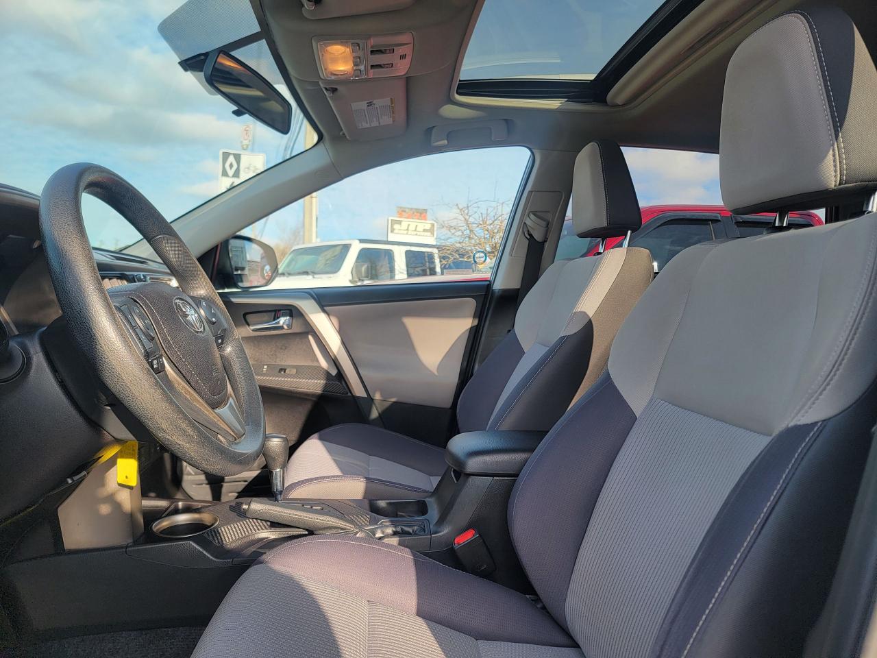 2014 Toyota RAV4 XLE - Photo #9