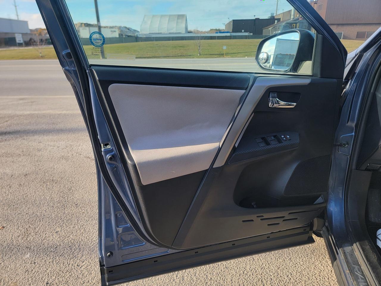 2014 Toyota RAV4 XLE - Photo #10