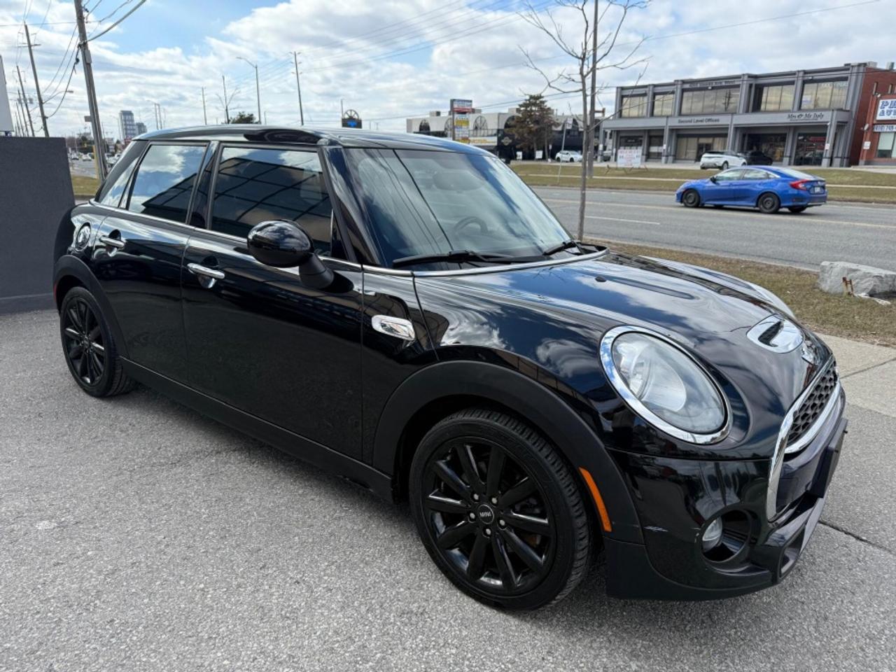 2016 MINI HARDTOP 4 DOOR COOPER S/ 1-OWNER/ CLEAN CARFAX/ HUD/ MANUAL/ NAVI - Photo #4