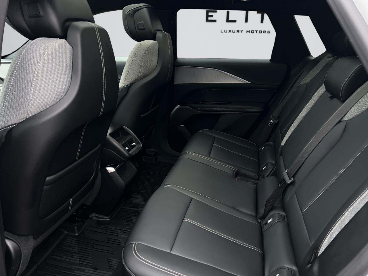 2024 Cadillac LYRIQ TECH - 36,000KMS - LEATHER - REVERSE CAMERA !! Photo