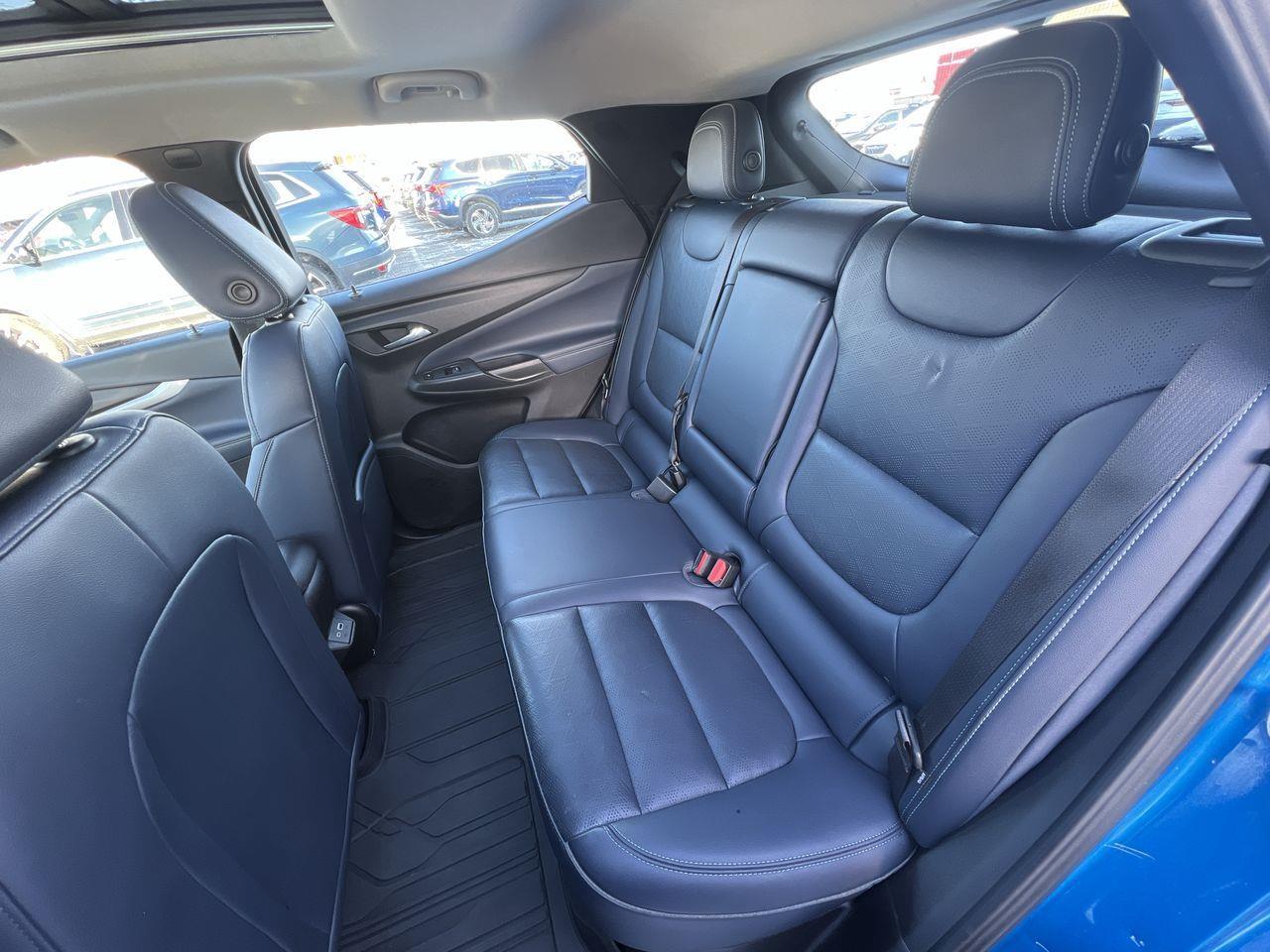 2022 Chevrolet Bolt EUV Premier ELECTRIC VEHICLE, MOONROOF, HEATED FRONT SEATS, BACK UP CAM!! Photo