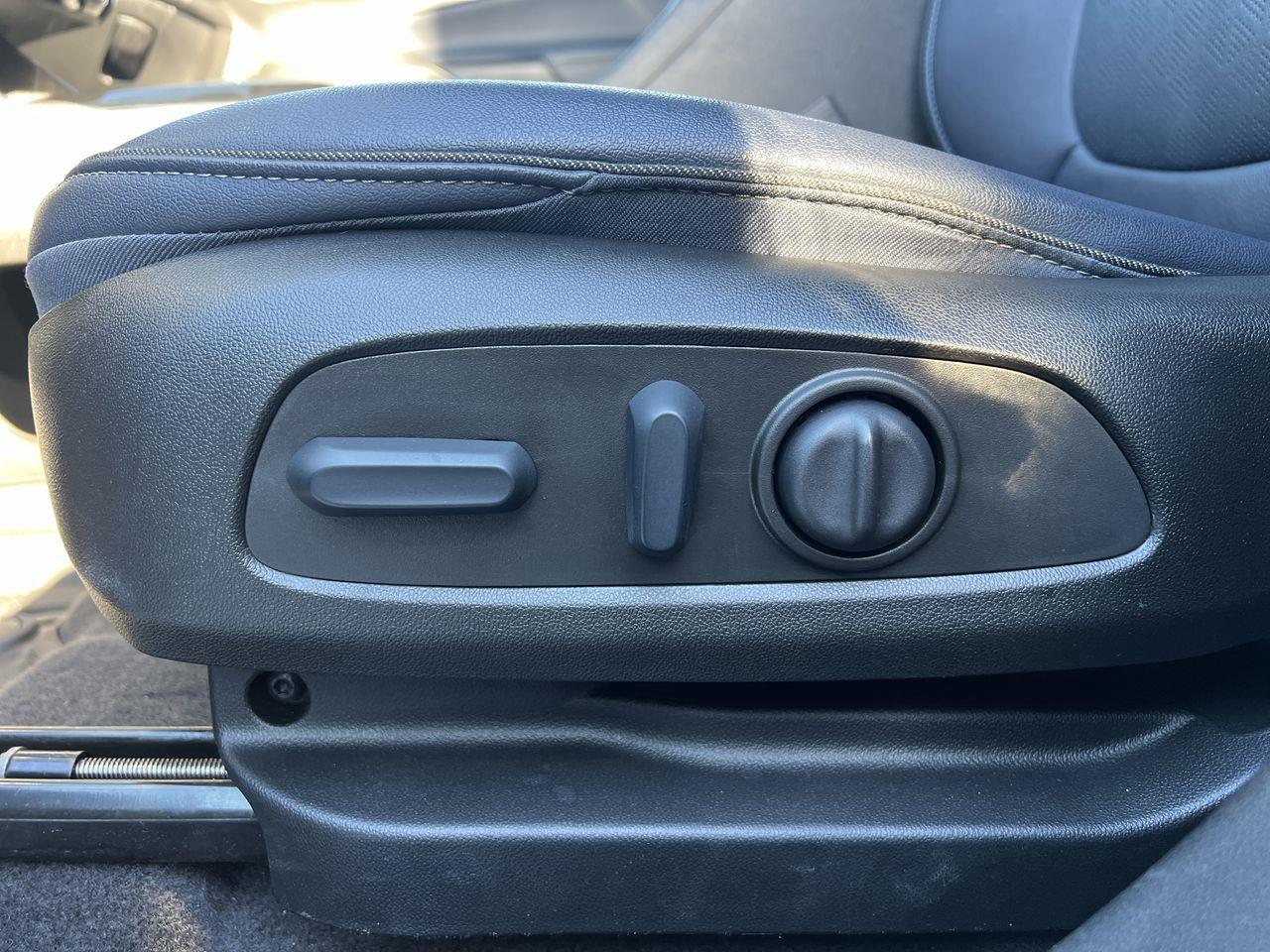 2022 Chevrolet Bolt EUV Premier ELECTRIC VEHICLE, MOONROOF, HEATED FRONT SEATS, BACK UP CAM!! Photo